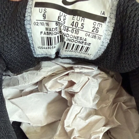 Nike Black and White Running Shoes - Picture 6 of 7